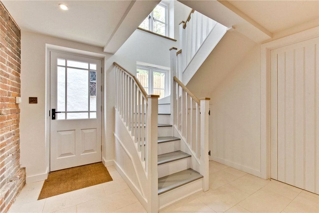 Property photo 2 of 11 Entrance Hall