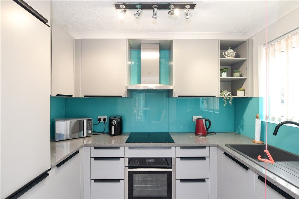 Property photo 3 of 10 Kitchen