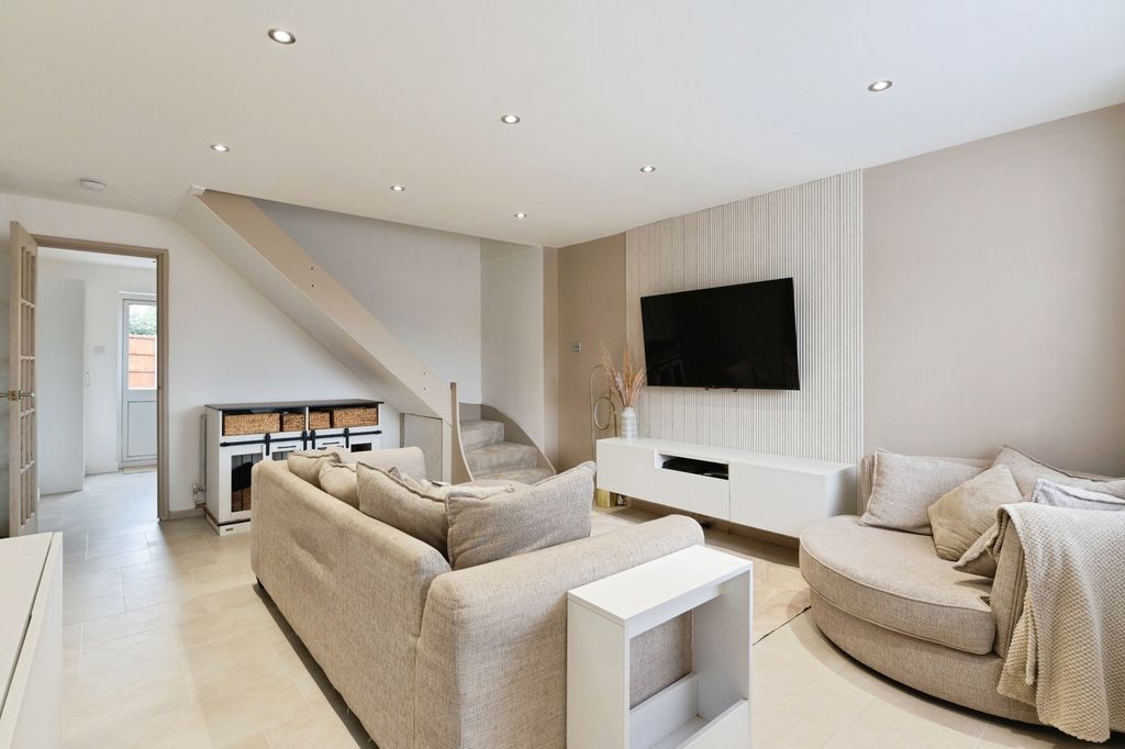 Property photo 1 of 14 Lounge