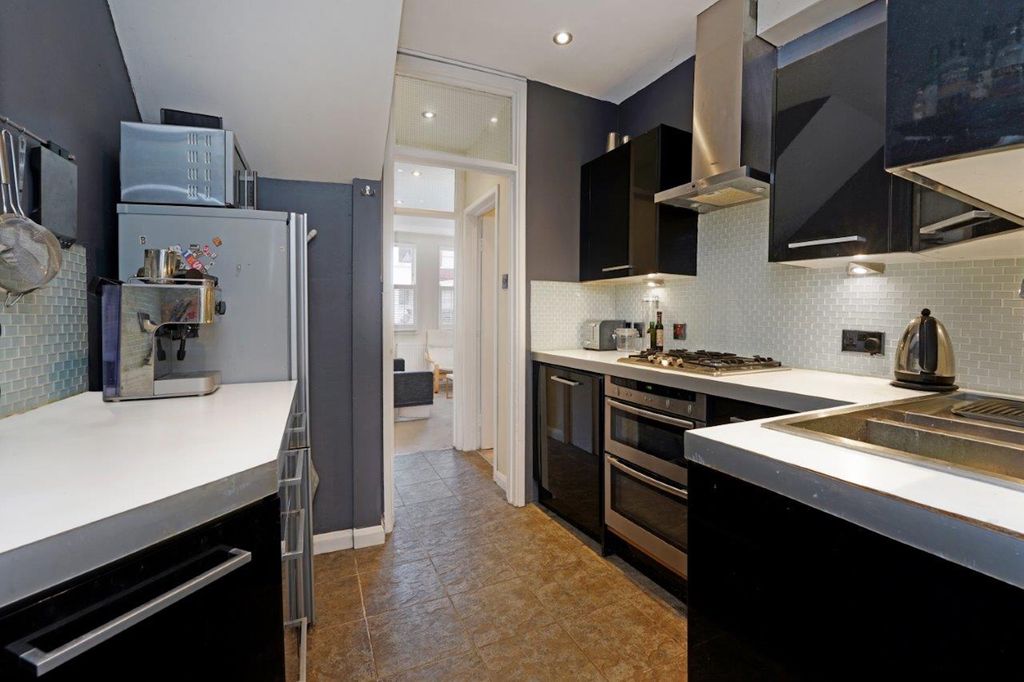 Property photo 3 of 10 Kitchen