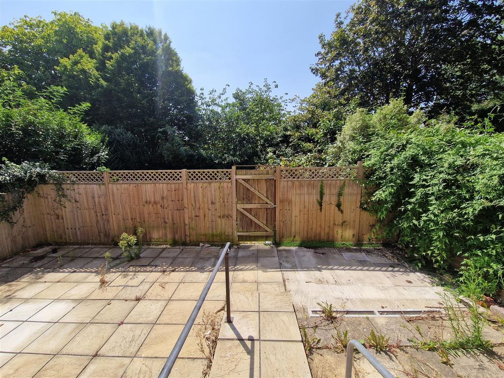 Property photo 2 of 11 Garden