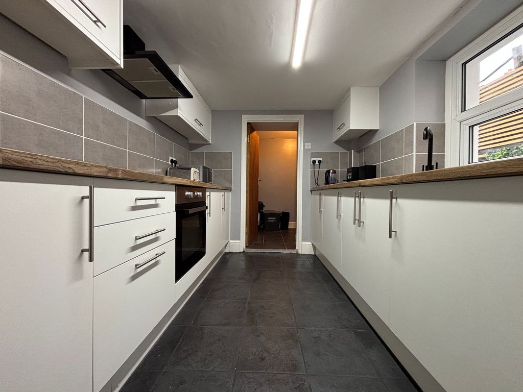 Property photo 2 of 28