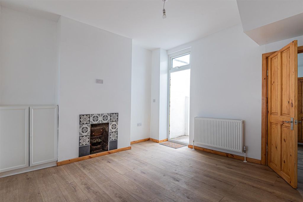 Property photo 3 of 19 Glamorgan Street 34-5.Jpg