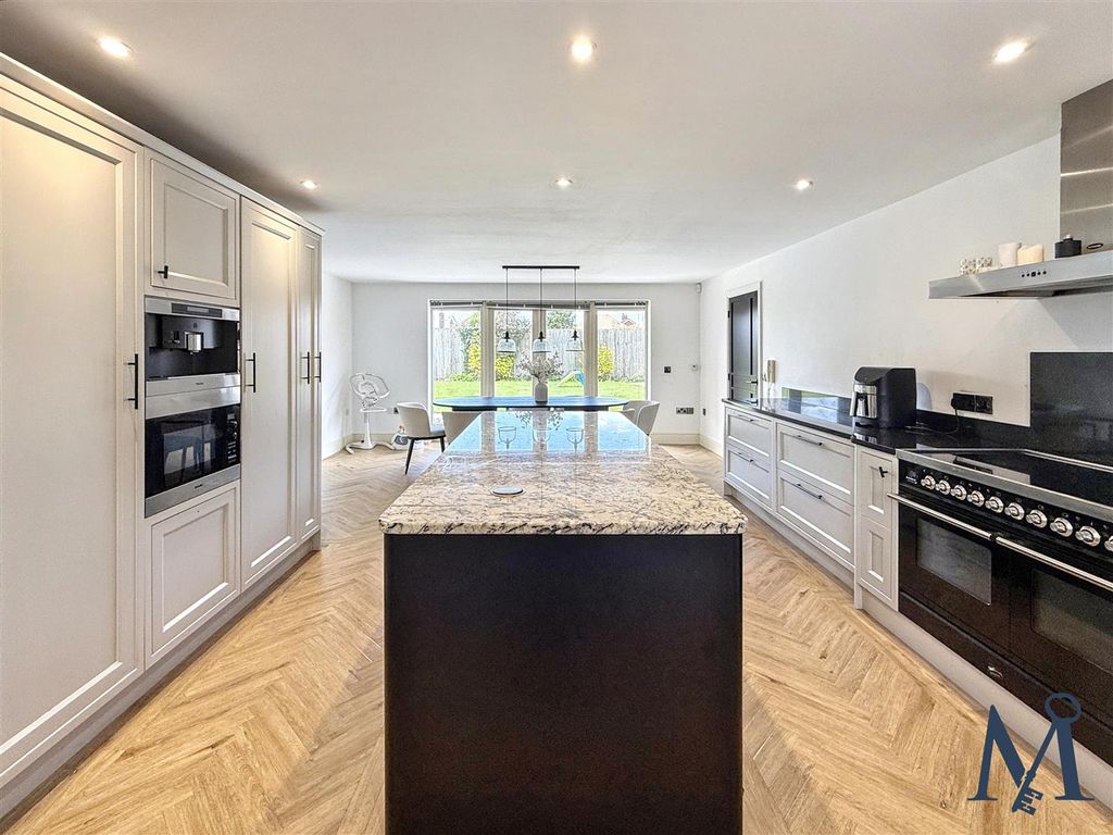 Property photo 2 of 27