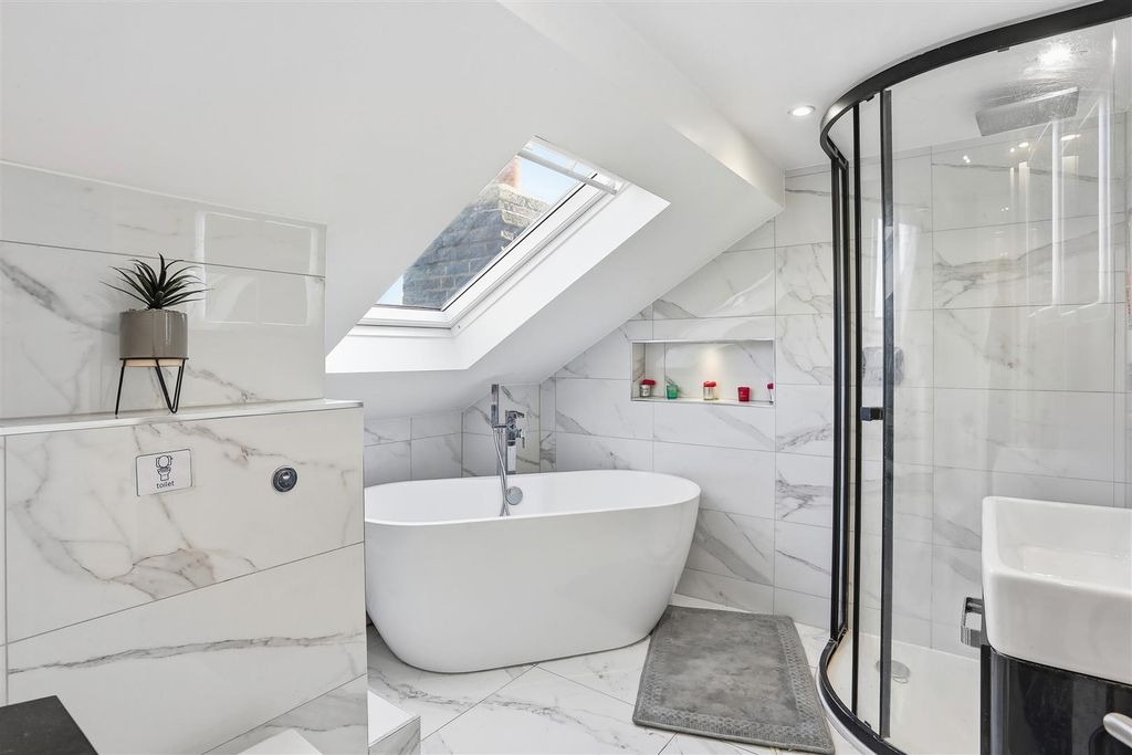 Property photo 3 of 19 1619459294 - 22 York Street, Cr4 - 7.Jpg