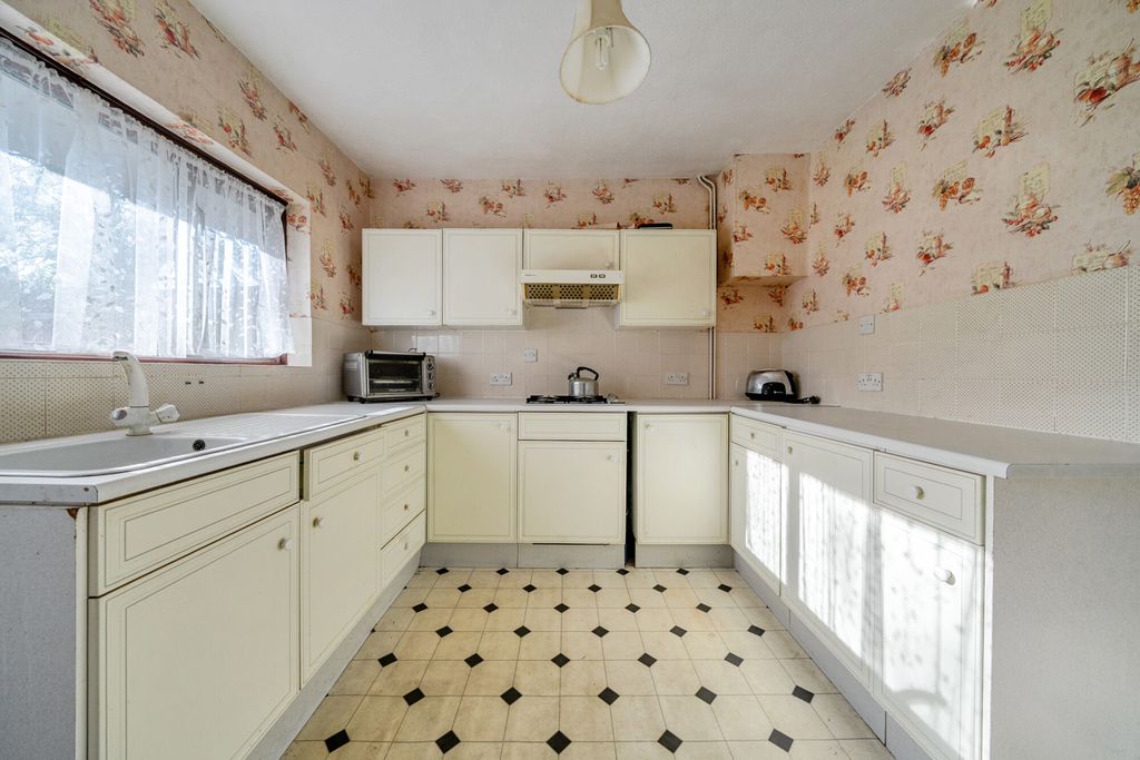 Property photo 3 of 19 Kitchen