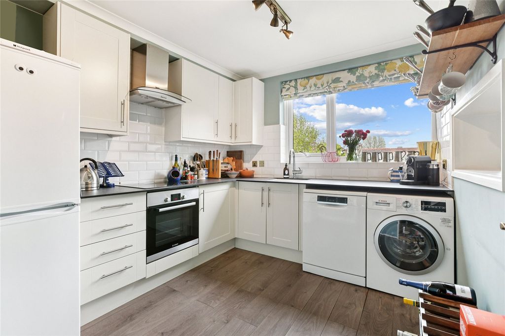 Property photo 3 of 11 Kitchen