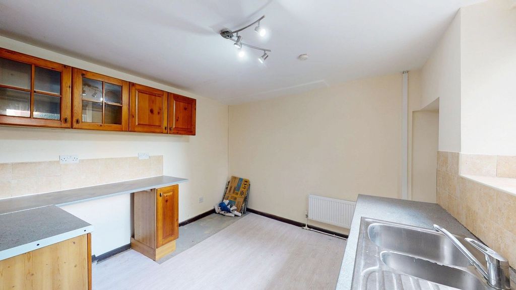 Property photo 3 of 11 Kitchen
