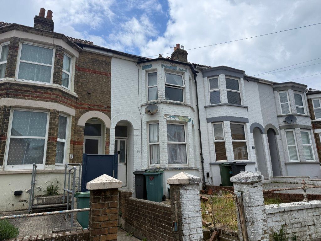 Property photo 1 of 5 Terraced House With Bay And Forecourt