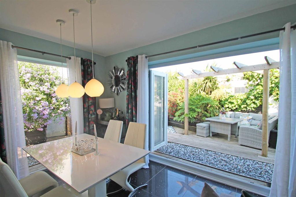 Property photo 2 of 16 Living/Dining Room