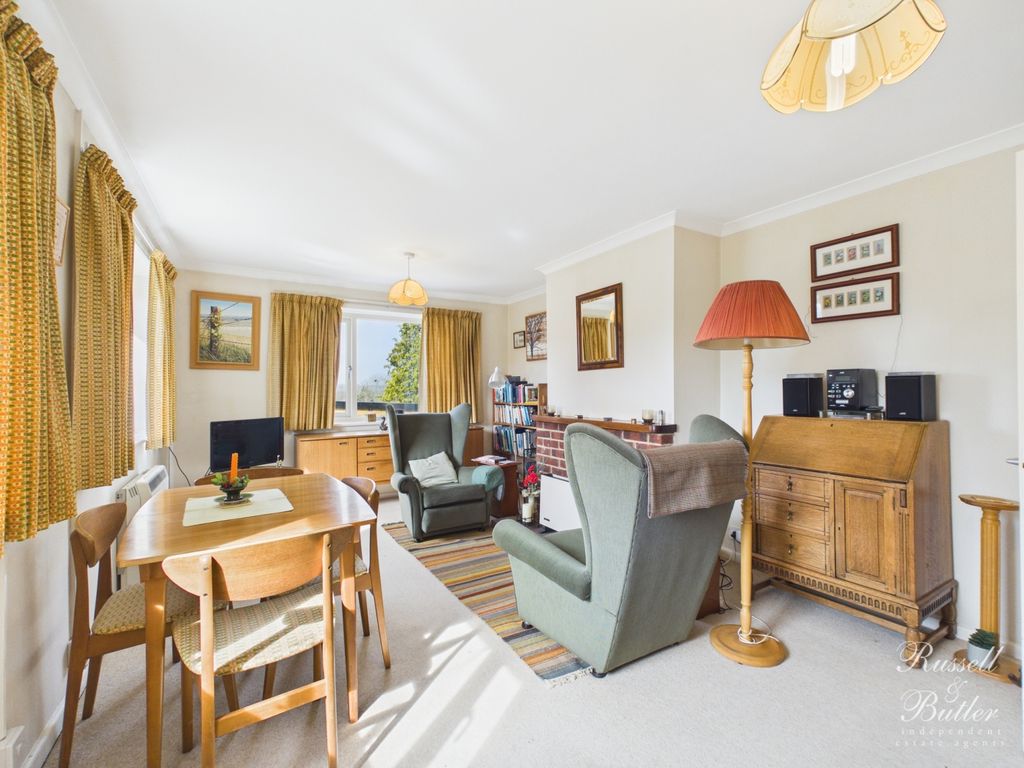 Property photo 3 of 11 Cam01995G0-Pr0424-Still003