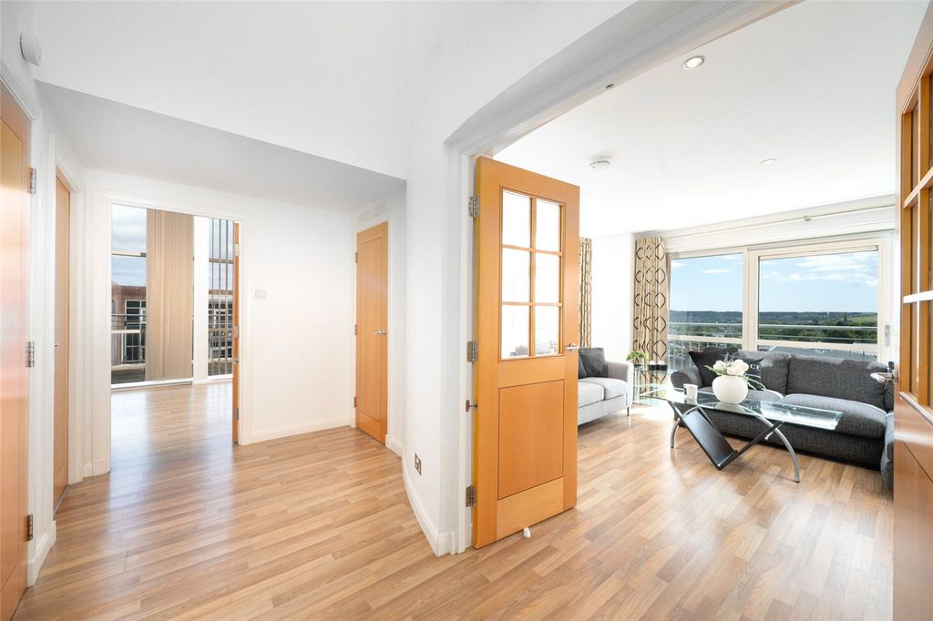 Property photo 3 of 30 Queens Highlands 5