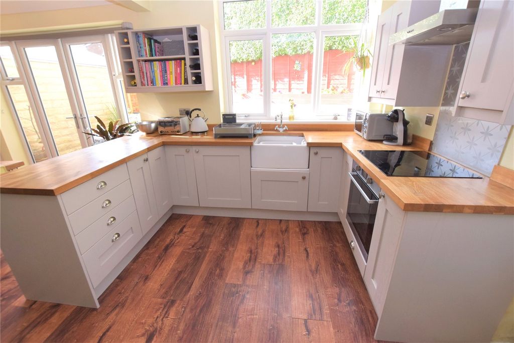 Property photo 3 of 18 Kitchen