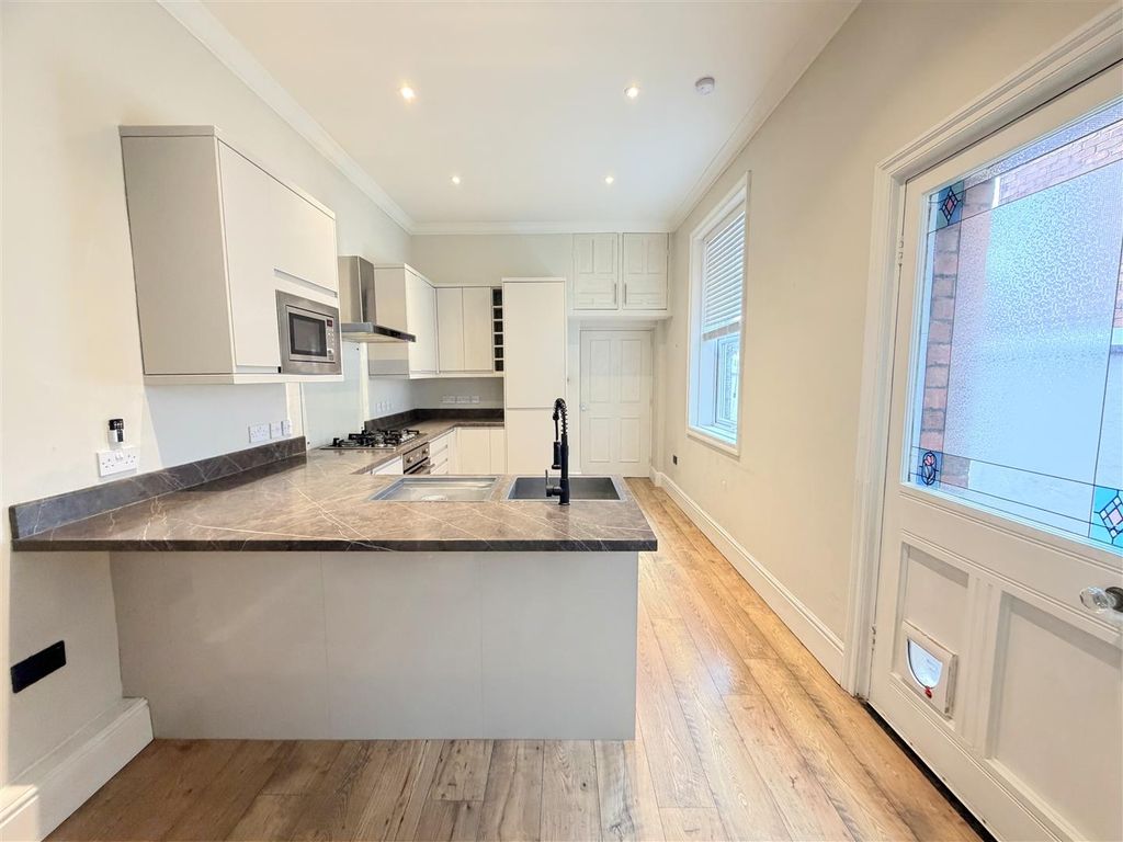 Property photo 2 of 34 Breakfast Kitchen