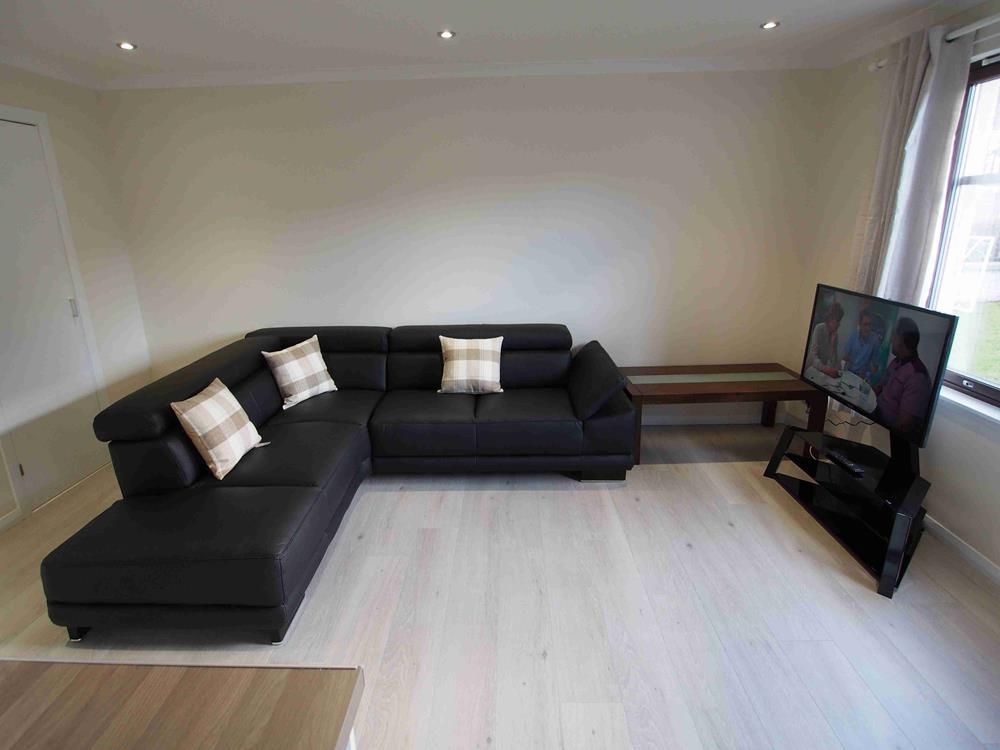 Property photo 3 of 7 Kingswe;;S − Lounge