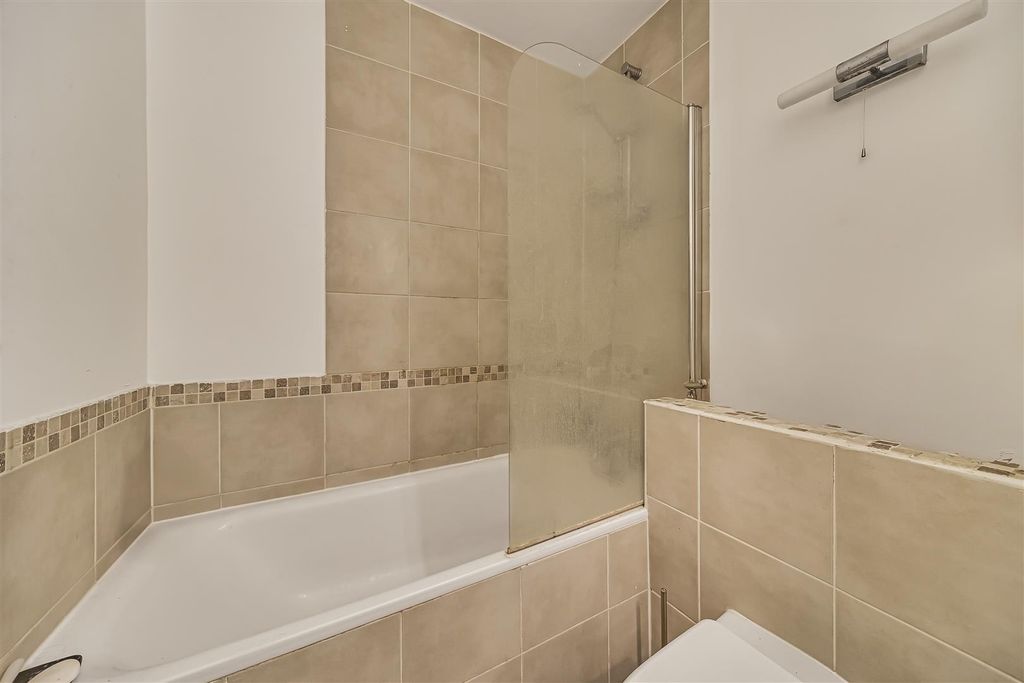 Property photo 2 of 13 Eden_Harper_72_Park_South__Austin_Rd_Sw11_2.Jpg