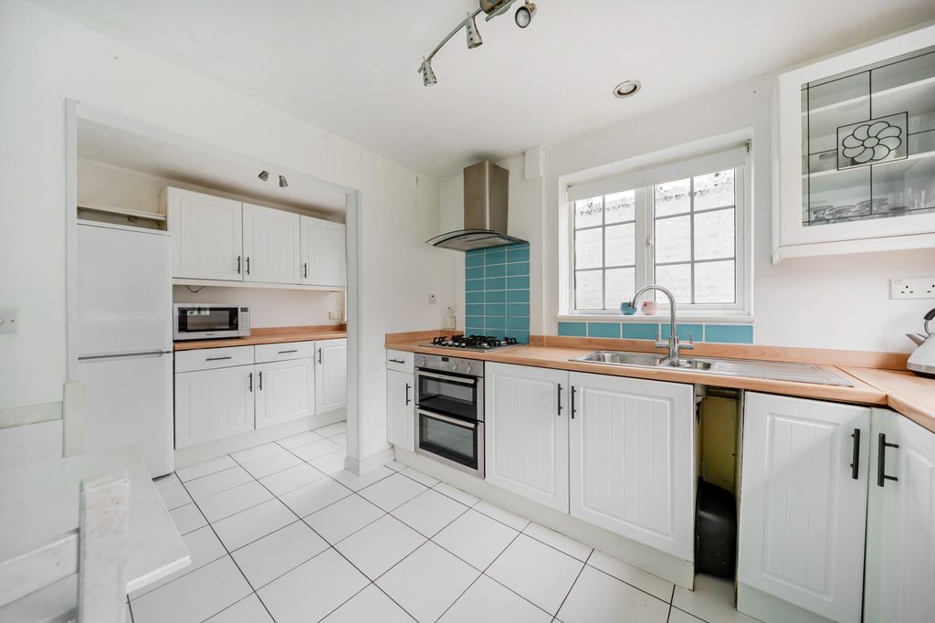 Property photo 3 of 11 Kitchen