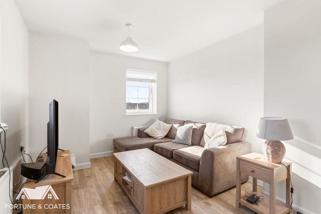 Property photo 3 of 16 Kingfisherway_4.Jpg