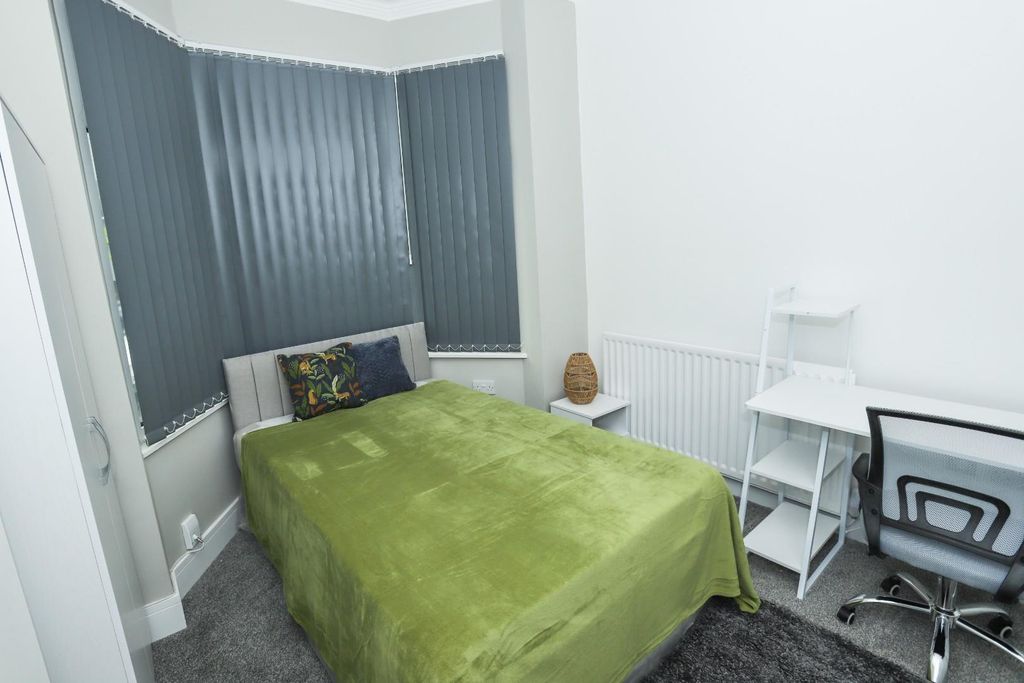 Property photo 2 of 30 56 Wellesley #2.Jpg