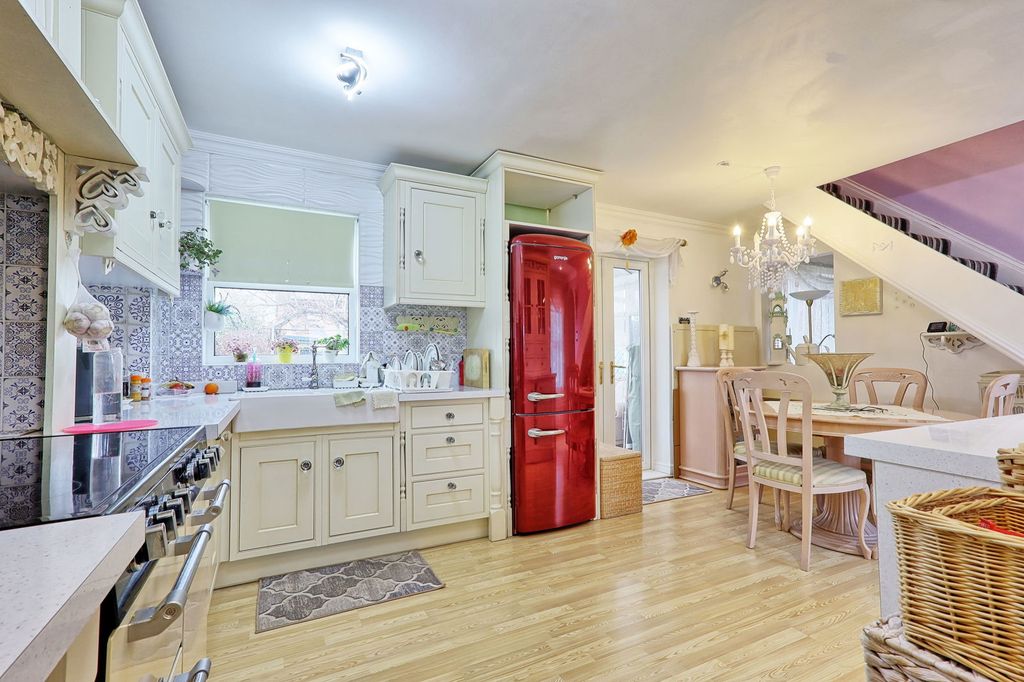 Property photo 2 of 28