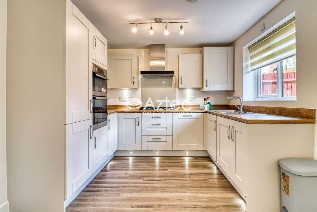 Property photo 3 of 20 Kitchen