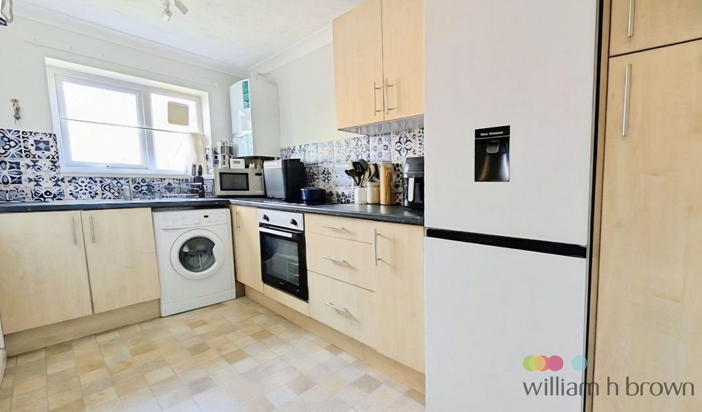Property photo 3 of 7 Kitchen