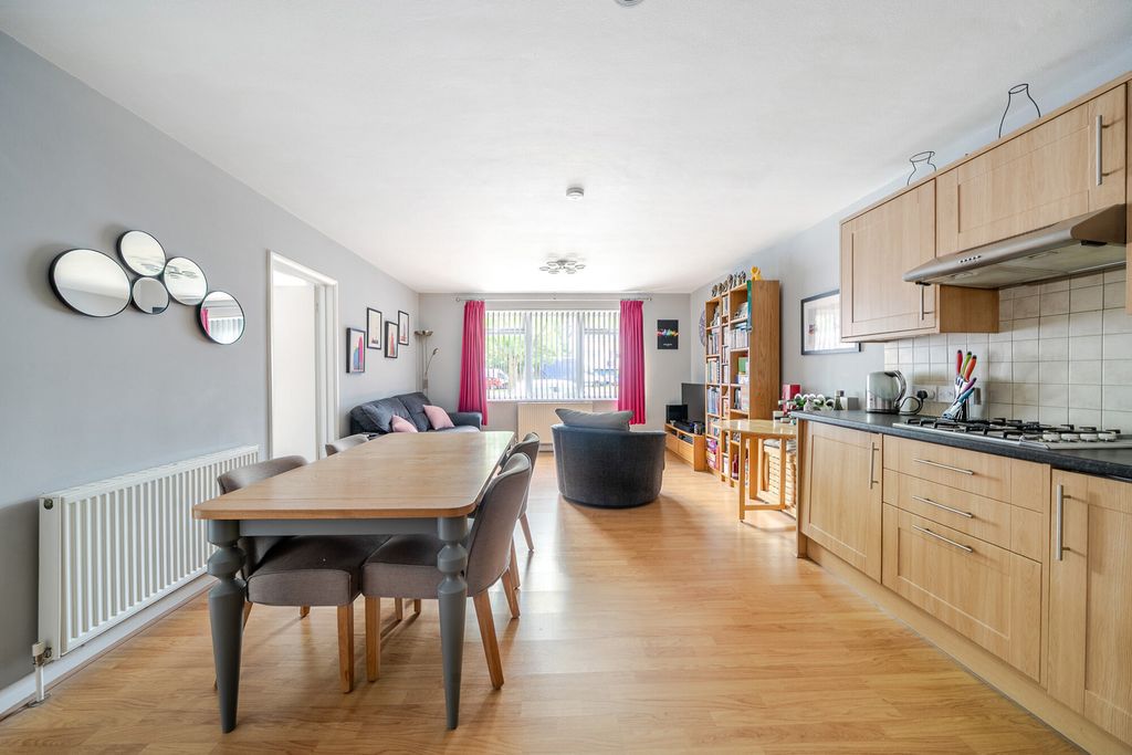 Property photo 2 of 15 1295869-6-6826310...