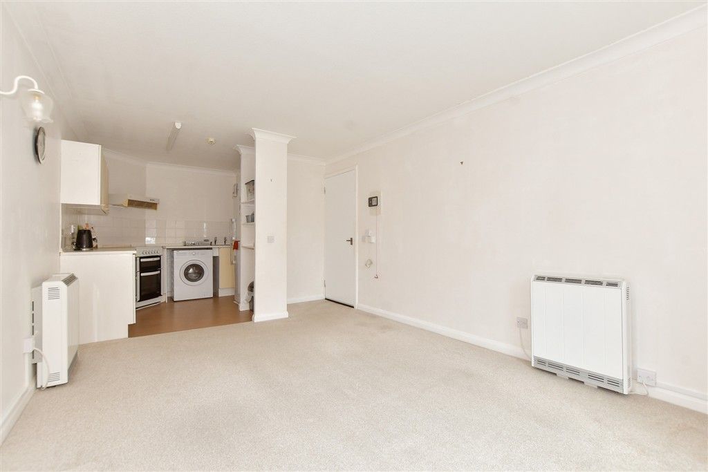 Property photo 3 of 8 Lounge