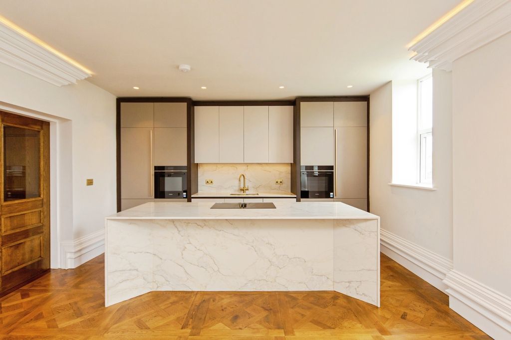 Property photo 3 of 18 Kitchen