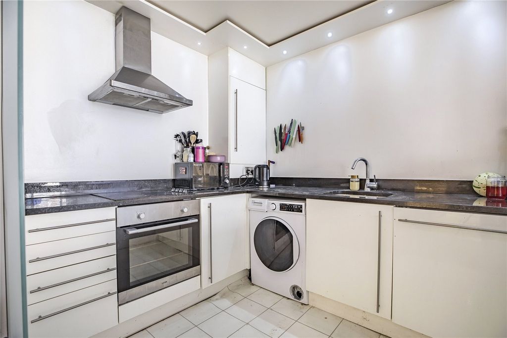 Property photo 3 of 19 Kitchen