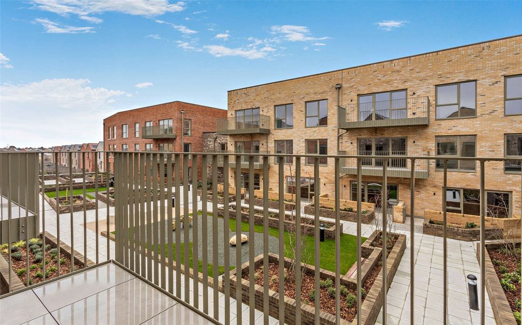 Property photo 3 of 7 Balcony