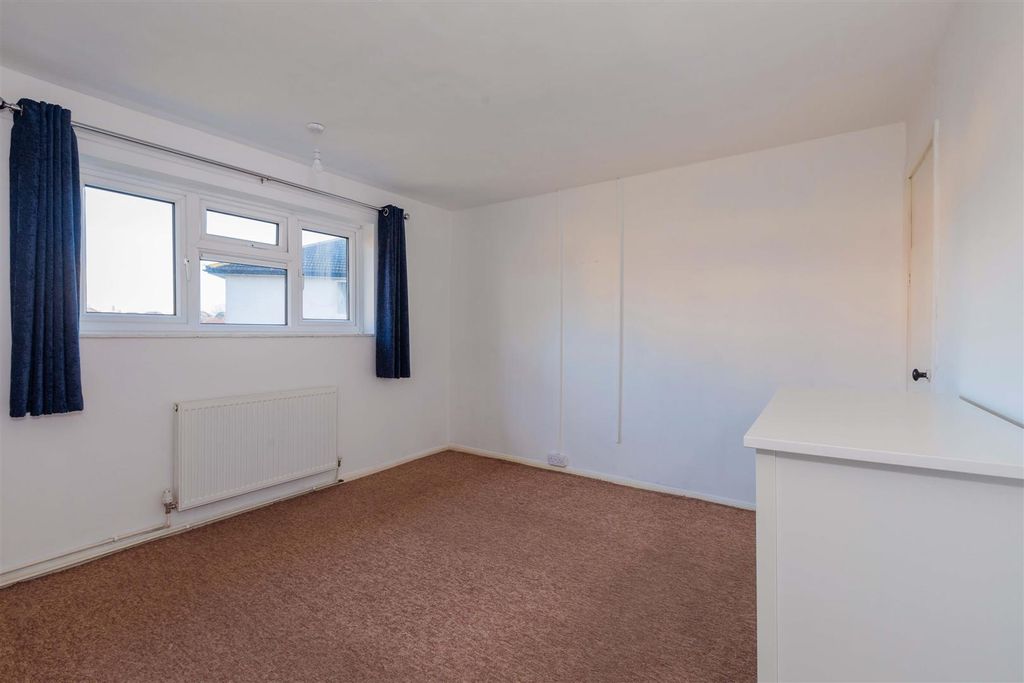 Property photo 3 of 14 148 Lower Cippenham Lane-12.Jpg