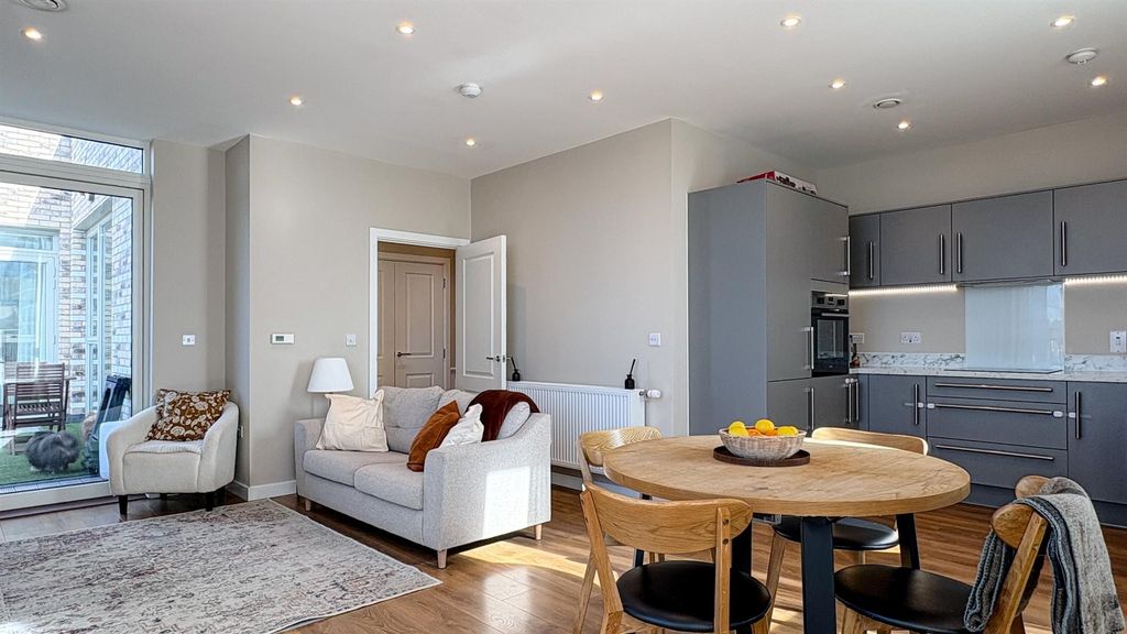 Property photo 3 of 14 Mahindra Way, Beckton, E6 For Sale By Barrain Lond