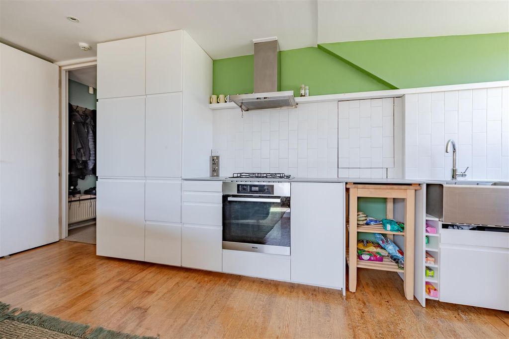 Property photo 3 of 10 Kitchen