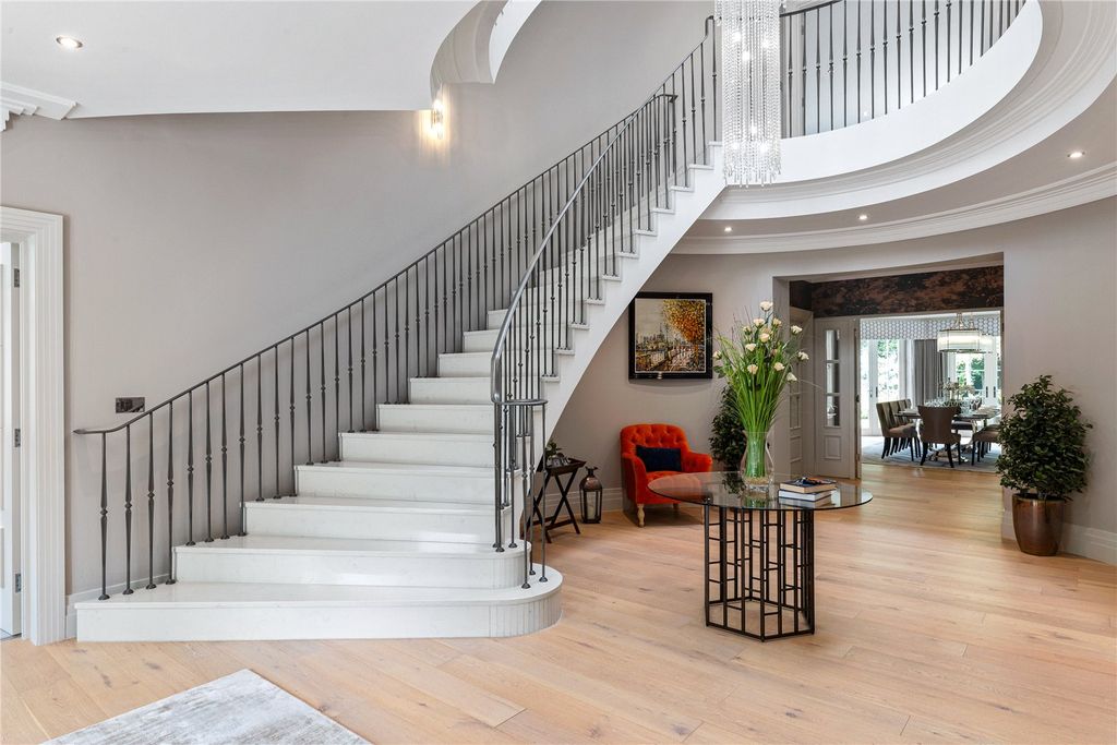 Property photo 2 of 40 Entrance Hall
