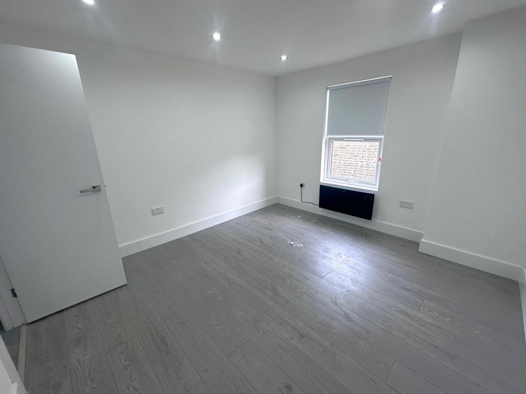 Property photo 2 of 5 Room 6