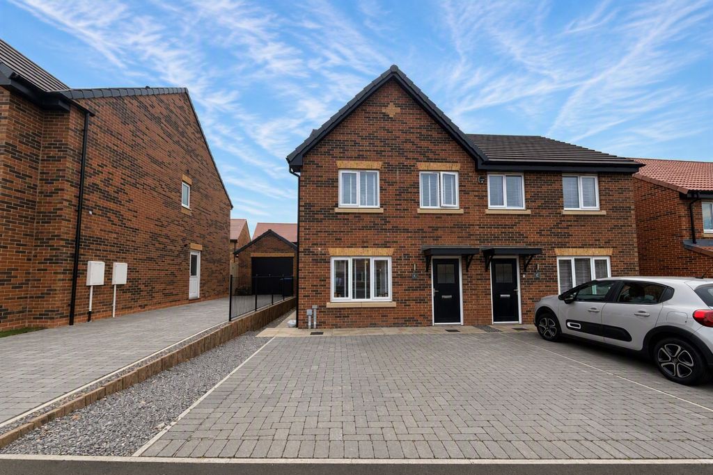Property photo 1 of 17 Designer (13)