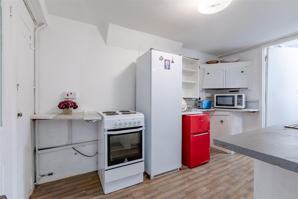 Property photo 3 of 9 Kitchen