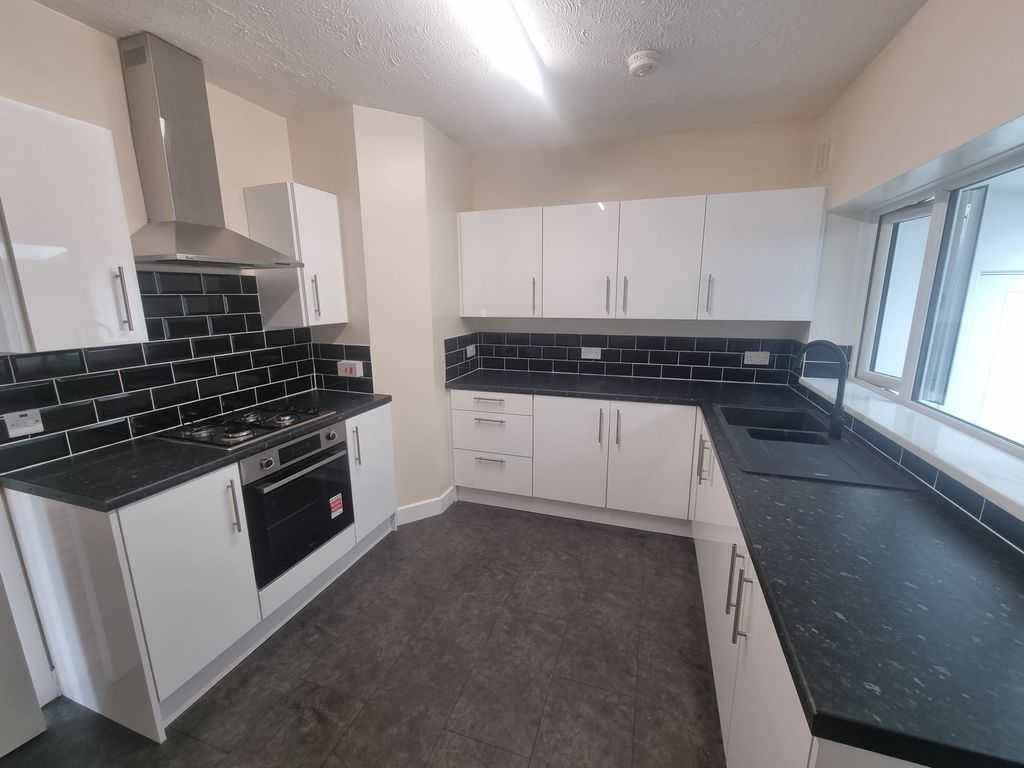 Property photo 2 of 18 Kitchen 2