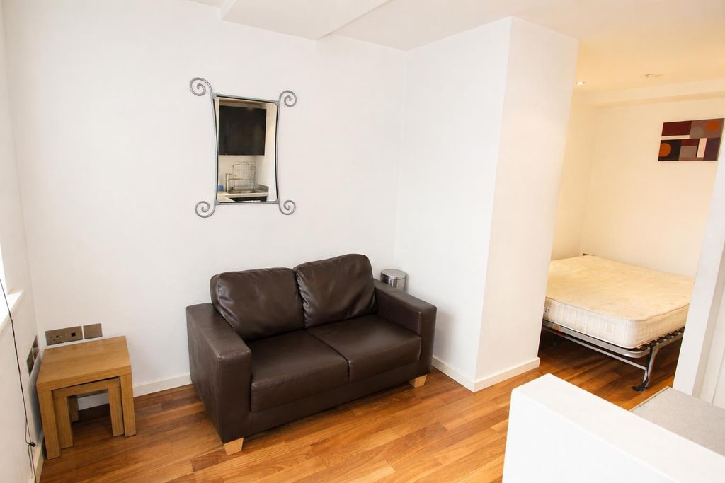 Property photo 1 of 6 Bright, Spacious Room With Cozy Seating Area...