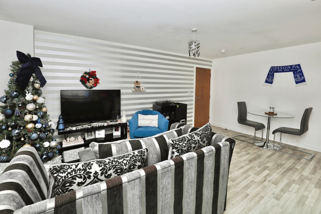 Property photo 3 of 15 Lounge