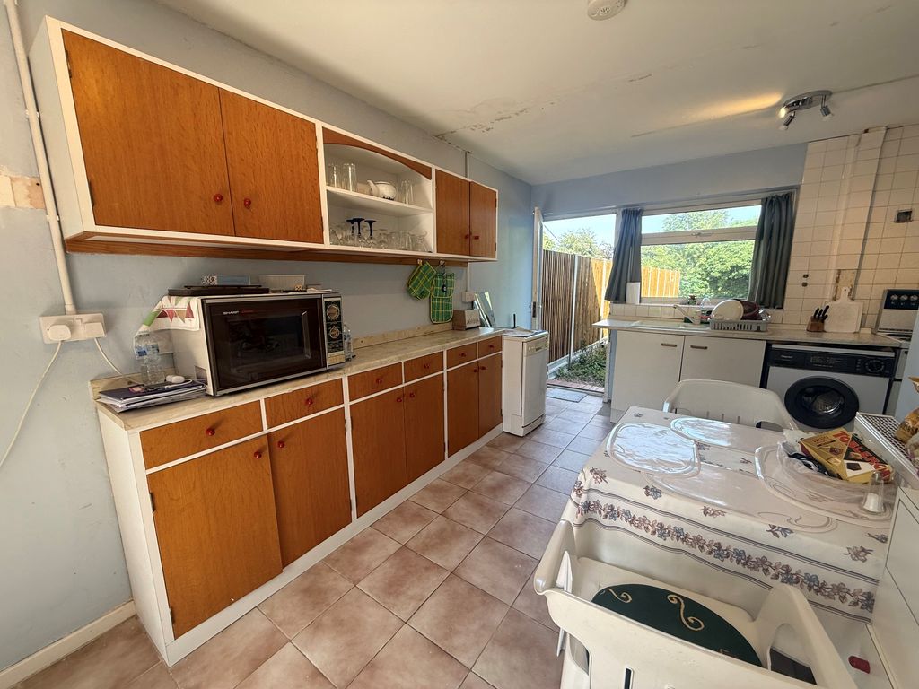Property photo 2 of 10 Kitchen