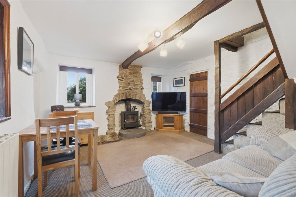 Property photo 3 of 34 Lounge