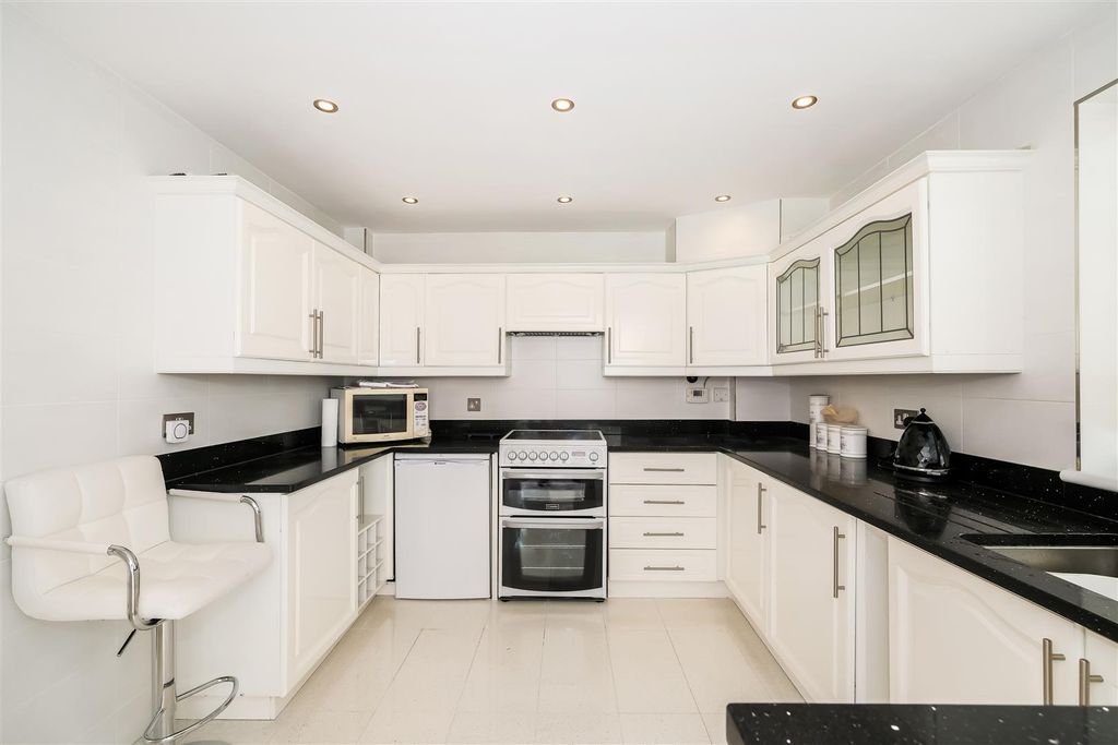 Property photo 2 of 24 2