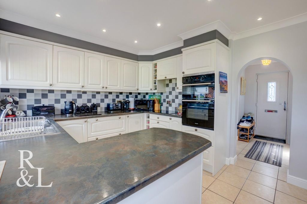 Property photo 3 of 37 24 New Street (13).Jpg