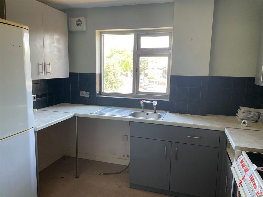 Property photo 3 of 8 Kitchen