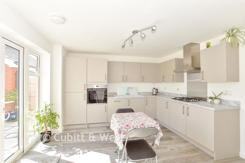 Property photo 3 of 13 Kitchen/Breakfast Room
