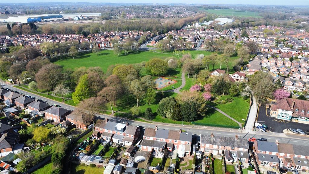 Property photo 2 of 23 Woodlands Road Park