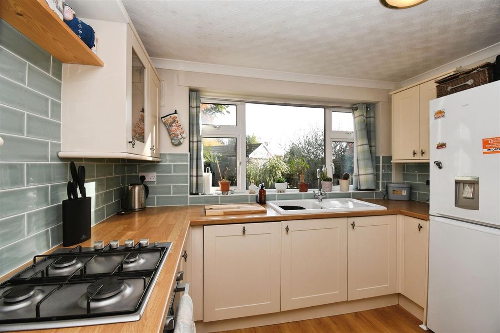 Property photo 3 of 16 Kitchen