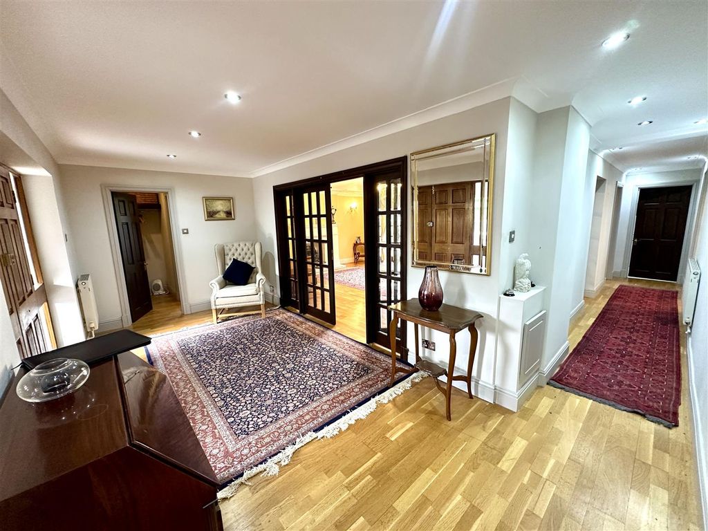 Property photo 2 of 22 Entrance Hall